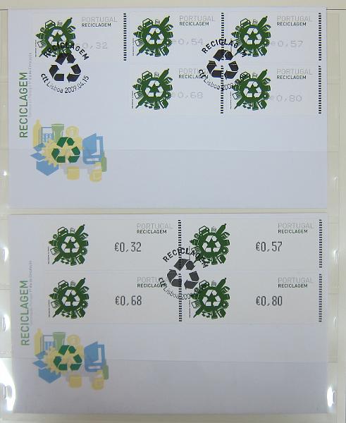 0265 (329).jpg -     Lote:    265      Colecção Especializada - Etiquetas      Lotes Especiais       Descrição:      1981/2010 &mdash; Etiquetas.   Coleção composta por 12 álbuns com etiquetas desde percursoras e Framas até 2010, com provas, erros, FDC's, etiquetas novas e usadas, sobrescritos circulados, variedades de impressão e papéis. Importante estudo. Lote a ver.        Lote ETQ       Valor Base:     &euro; 3000,00     Valor Venda:     &euro;      